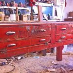 Bancone da orafo rosso nello stato originale