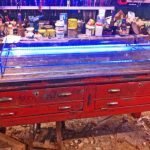Bancone da orafo rosso nello stato originale in allestimento con vasca in cristallo