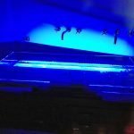 Bancone da orafo rosso nello stato originale in allestito con vasca in cristallo e luci a led azzurre