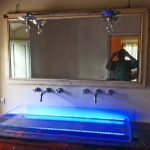 Bancone da orafo rosso nello stato originale in allestito con vasca in cristallo e luci a led azzurre