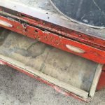 Bancone da orafo rosso nello stato originale