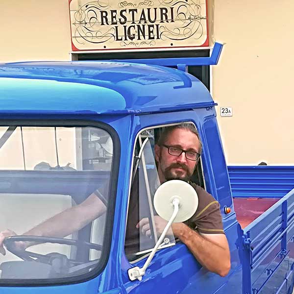 Michele Capperi su un vecchio furgone restaurato davanti allo studio di San Casciano V.P. (Firenze)