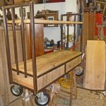 Carrello industriale tubolare allestito con due cassetti e un ripiano