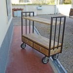 Carrello industriale tubolare allestito con due cassetti e un ripiano