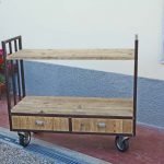 Carrello industriale tubolare allestito con due cassetti e un ripiano