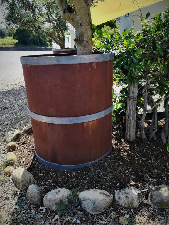 Cilindro in cor-ten color ruggine con fasce in ferro zincato simil barrique