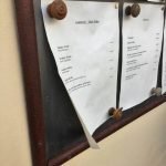 Particolare del bordo Bacheca in ferro zincato invecchiato