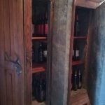 ghiacciaia primi '900 restaurata con allestimento interno porta bottiglie vino