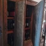ghiacciaia primi '900 restaurata con allestimento interno porta bottiglie vino