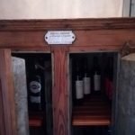 ghiacciaia primi '900 restaurata con allestimento interno porta bottiglie vino