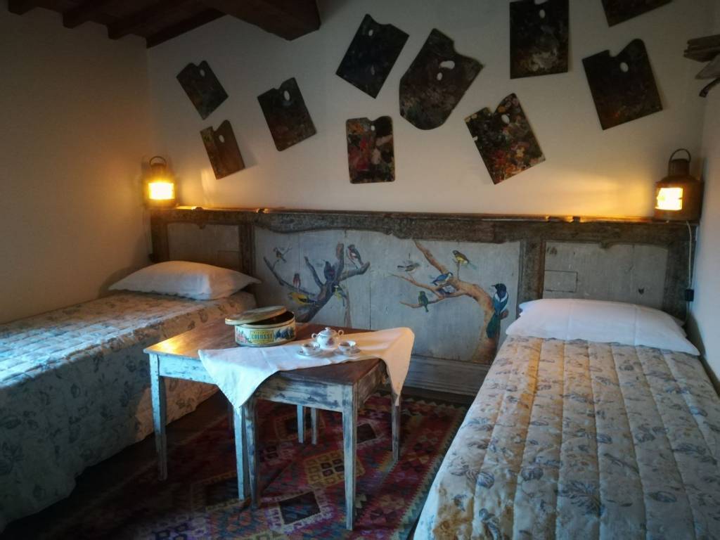 “Little birds in the bedroom”