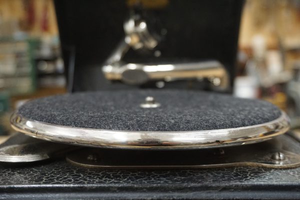 Il Ritorno alla Voce: Restauro di una Grafonola Viva-Tonal N° 100 degli Anni ’20